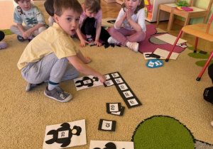 Chłopiec układa paradygmat z sylab