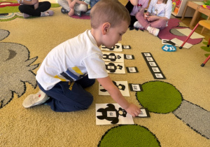 Chłopiec układa sylabę do sylaby