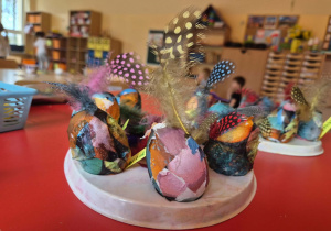 Prezentacja pisanek wykonanych przez dzieci techniką Decoupage