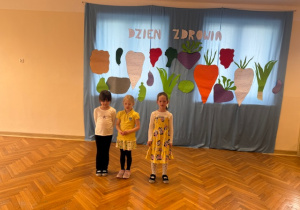 Dzieci z grupy Pszczółek recytują wiersz o zdrowiu