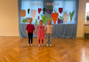 Dzieci z grupy Biedronek recytują wiersz o zdrowiu