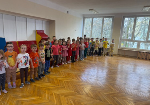 Dzieci wspólnie śpiewają piosenkę