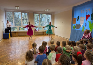 Panie prezentują taniec do muzyki poważnej "Czarodziejki Ogród"