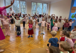Dzieci naśladują pokaz tańca przez tancerkę