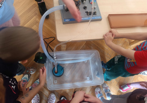 Dzieci oglądają model elektrowni wodnej