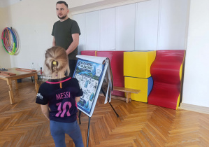 Dziewczynka stoi i opowiada o oszczędzaniu wody